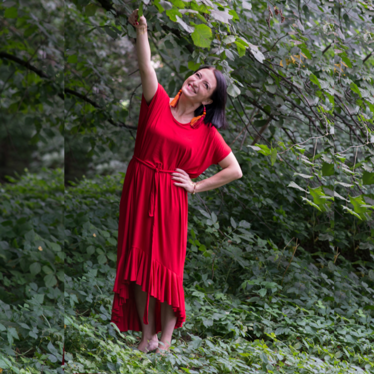Czerwona Sukienka Z Falbanami Anna Protas fot. Daria Olzacka, Wizaż Justyna Lunar Make Up